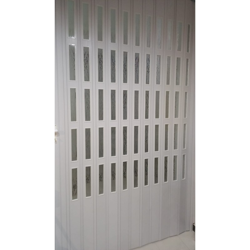 Porta colore bianco con vetrini niagara (bianchi). Chiusa